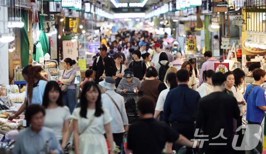 서울 마포구 망원시장이 장을 보는 시민들로 붐비고 있다.  새 정부 출범 후 마련된 첫 추가경정예산안에는 전 국민에게 15만~50만원을 지급하는 민생회복지원금, 1억 원 이하 빚을 갚지 못하고 있는 저소득 자영업자에 대한 최대 90% 채무 탕감 방안 등이 담겼다. 2025.6.19/뉴스1 ⓒ News1 오대일 기자
