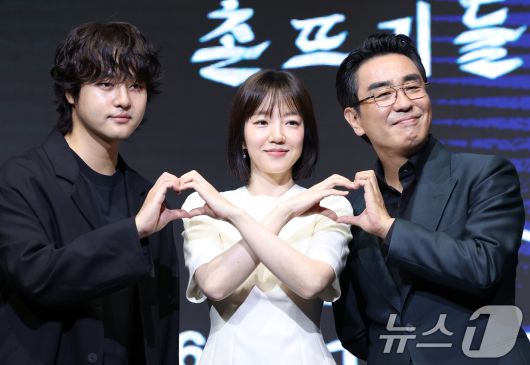 배우 양세종(왼쪽부터)과 임수정, 류승룡이 8일 서울 영등포구 콘래드호텔에서 열린 디즈니+ 오리지널 시리즈 '파인: 촌뜨기들' 제작발표회에 참석해 포즈를 취하고 있다. '파인: 촌뜨기들'은 1977년 바다 속에 묻힌 보물선을 차지하기 위해 몰려든 근면성실 생계형 촌뜨기들의 속고 속이는 이야기를 그렸다. 2025.7.8/뉴스1 ⓒ News1 권현진 기자