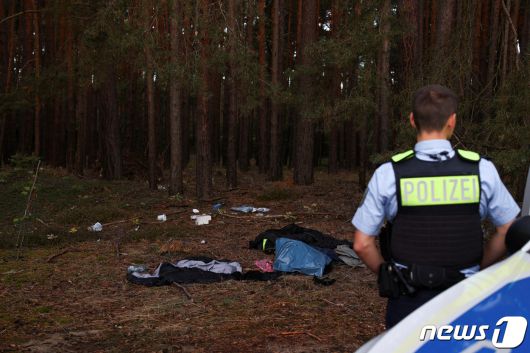 독일 경찰이 이민자들이 머물렀던 현장을 바라보고 있다. (사진은 기사 내용과 무관함) / ⓒ 로이터=뉴스1 ⓒ News1 장성희 기자