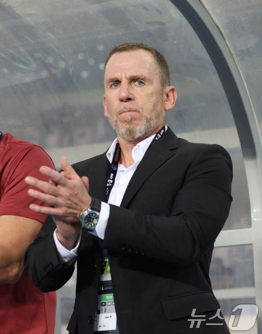 데얀 주르예비치 중국 축구 국가대표팀 감독이 7일 오후 경기 용인시 처인구 용인미르스타디움에서 열린 2025 동아시아축구연맹(EAFF) E-1 챔피언십 남자부 대한민국과 중국의 경기에서 선수들을 격려하고 있다. 2025.7.7/뉴스1 ⓒ News1 김영운 기자