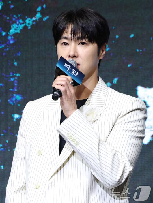 배우 정윤호가 8일 서울 영등포구 콘래드호텔에서 열린 디즈니+ 오리지널 시리즈 '파인: 촌뜨기들' 제작발표회에 참석해 인사말을 하고 있다. '파인: 촌뜨기들'은 1977년 바다 속에 묻힌 보물선을 차지하기 위해 몰려든 근면성실 생계형 촌뜨기들의 속고 속이는 이야기를 그렸다. 2025.7.8/뉴스1 ⓒ News1 권현진 기자