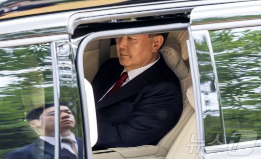 윤석열 전 대통령이 9일 서울 서초구 서울중앙지법에서 열린 직권남용 등 혐의 영장실질심사(구속 전 피의자 심문)에 출석하기 위해 법원에 도착해 하차를 기다리고 있다. 2025.7.9/뉴스1 ⓒ News1 사진공동취재단