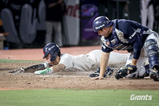 롯데 자이언츠 한태양이 9일 부산 사직구장에서 열린 2025 KBO리그 두산 베어스와 홈 경기에서 9회말 동점 득점을 기록했다. (롯데 자이언츠 제공)