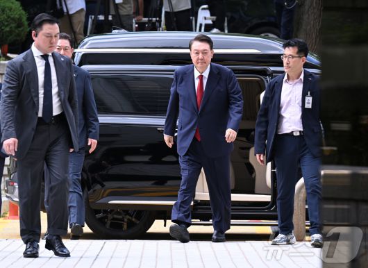'12·3 비상계엄' 사태 관련 내란 혐의를 받는 윤석열 전 대통령이 9일 오후 구속 전 피의자 심문(영장실질심사)을 받기 위해 서울 서초구 서울중앙지방법원으로 들어서고 있다.  2025.7.9/뉴스1 ⓒ News1 사진공동취재단