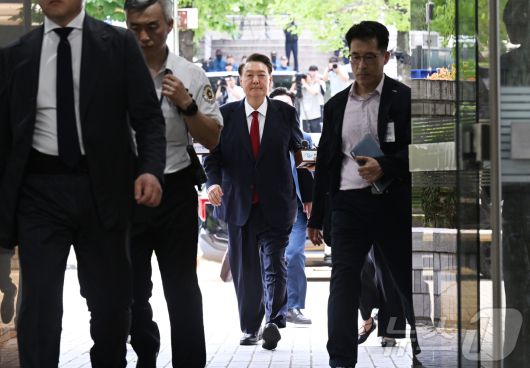 '12·3 비상계엄' 사태 관련 내란 혐의를 받는 윤석열 전 대통령이 9일 오후 구속 전 피의자 심문(영장실질심사)을 받기 위해 서울 서초구 서울중앙지방법원으로 들어서고 있다. 윤 전 대통령은 지난 3월 법원의 구속취소 결정으로 석방된 지 넉 달 만에 재구속될 위기에 놓였다. 2025.7.9/뉴스1 ⓒ News1 사진공동취재단