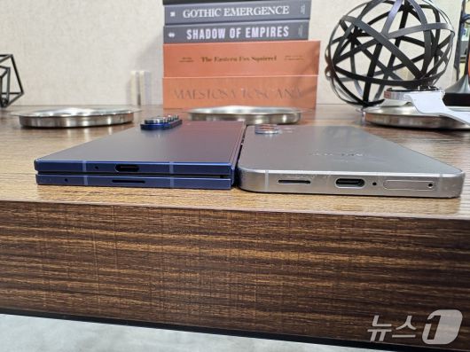 갤럭시Z폴드7(왼쪽)을 접은 상태와 갤럭시S25 비교. 2025.07.09./뉴스1 ⓒNews1 김정현 기자