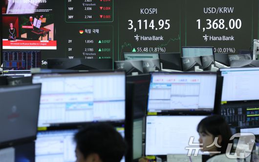 서울 중구 하나은행 본점 딜링룸 전광판./뉴스1 ⓒ News1 오대일 기자