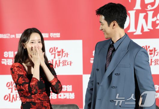 배우 임윤아와 안보현(오른쪽)이 9일 서울 용산구 CGV용산아이파크몰에서 열린 영화 '악마가 이사왔다‘(감독 이상근) 제작보고회에 참석해 미소를 짓고 있다. '악마가 이사왔다'는 새벽마다 악마로 깨어나는 선지(임윤아 분)를 감시하는 기상천외한 아르바이트를 하게 된 청년 백수 길구(안보현 분)의 영혼 탈탈 털리는 이야기를 담은 악마 들린 코미디다. 2025.7.9/뉴스1 ⓒ News1 권현진 기자