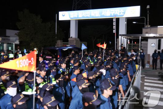 12·3 비상계엄과 관련해 특검의 수사를 받는 윤석열 전 대통령이 두 번째 구속 전 피의자심문(영장실질심사)를 마친 후 호송차를 타고 대기 장소인 경기 의왕시 서울구치소로 향하고 있다. 2025.7.9./뉴스1 2025.7.9/뉴스1 ⓒ News1 신웅수 기자