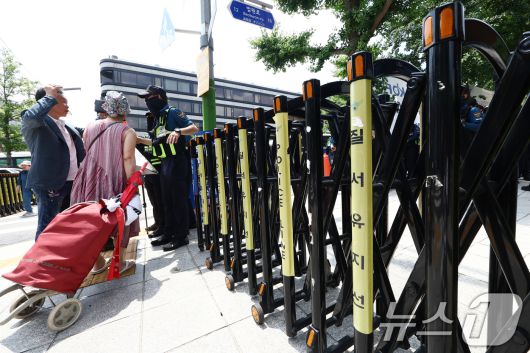 12·3 비상계엄과 관련해 특검의 수사를 받는 윤석열 전 대통령의 두 번째 영장실질심사가 열린 9일 서울 서초구 중앙지법 인근에 경찰들이 근무를 서고 있다. 2025.7.9/뉴스1 ⓒ News1 김민지 기자