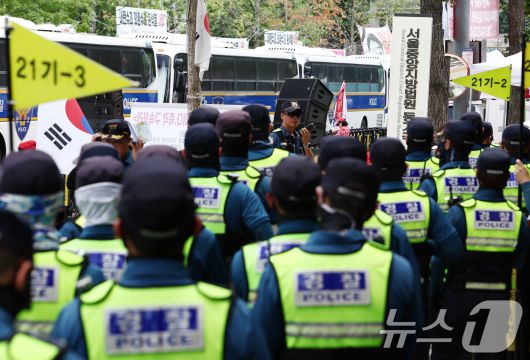 12·3 비상계엄과 관련해 특검의 수사를 받는 윤석열 전 대통령의 두 번째 영장실질심사를 앞둔 9일 서울 서초구 중앙지법 인근에서 경찰들이 경계 근무를 서고 있다. 2025.7.9/뉴스1 ⓒ News1 김민지 기자