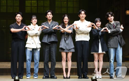 배우 이규형(왼쪽부터)과 이주영, 손우현, 박주현, 이상이, 김향기, 옹성우가 9일 오후 서울 서초구 예술의전당 CJ토월극장에서 열린 연극 ‘셰익스피어 인 러브’ 기자간담회에서 포즈를 취하고 있다. ‘셰익스피어 인 러브’는 16세기 런던을 배경으로, 슬럼프에 빠진 젊은 '셰익스피어'가 귀족 여성 '비올라 드 레셉스'를 만나 다시 글을 쓰기 시작하면서 펼쳐지는 이야기를 그린 작품이다. 2025.7.9/뉴스1 ⓒ News1 권현진 기자