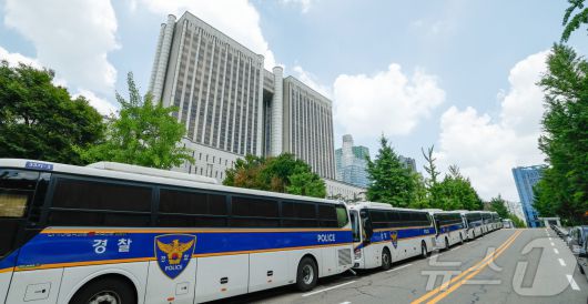 윤석열 전 대통령의 구속 여부를 가를 구속영장실질 심사가 열리는 9일 서울 서초구 서울중앙지방법원이 경찰 차 벽 등으로 경계가 삼엄한 모습을 보이고 있다. 2025.7.9/뉴스1 ⓒ News1 사진공동취재단