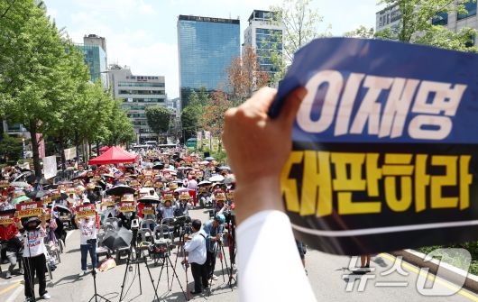12·3 비상계엄과 관련해 특검의 수사를 받는 윤석열 전 대통령의 두 번째 영장실질심사 날인 9일 서울 서초구 중앙지법 인근에서 열린 윤 전 대통령 영장 기각 촉구 집회에서 지지자들이 영장기각을 외치고 있다. 2025.7.9/뉴스1 ⓒ News1 김민지 기자