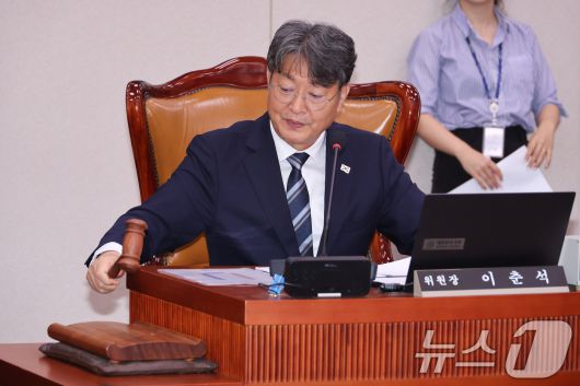 이춘석 국회 법제사법위원회 위원장이 1일 서울 여의도 국회에서 열린 제426회국회(임시회) 제1차 전체회의에서 의사봉을 두드리고 있다. 2025.7.1/뉴스1 ⓒ News1 안은나 기자