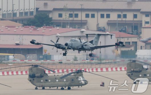 경기 평택시 팽성읍 주한미군기지 캠프 험프리스에서 정찰기 RC-12X 가드레일이 이륙하고 있는 모습. 2025.5.23/뉴스1 ⓒ News1 김영운 기자