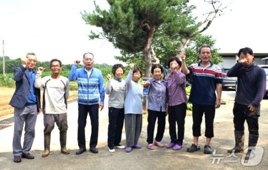 전북 김제시의 공유지매각으로 강제이주 50년 만에 집과 땅을 갖게된 개미마을 주민들.(김제시 제공, 재판매 및 DB 금지)/뉴스1