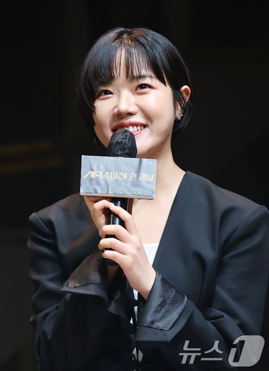 배우 김향기가 9일 오후 서울 서초구 예술의전당 CJ토월극장에서 열린 연극 ‘셰익스피어 인 러브’ 기자간담회에서 인사말을 하고 있다. ‘셰익스피어 인 러브’는 16세기 런던을 배경으로, 슬럼프에 빠진 젊은 '셰익스피어'가 귀족 여성 '비올라 드 레셉스'를 만나 다시 글을 쓰기 시작하면서 펼쳐지는 이야기를 그린 작품이다. 2025.7.9/뉴스1 ⓒ News1 권현진 기자