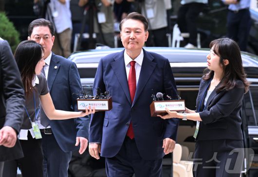 '12·3 비상계엄' 사태 관련 내란 혐의를 받는 윤석열 전 대통령이 9일 오후 구속 전 피의자 심문(영장실질심사)을 받기 위해 서울 서초구 서울중앙지방법원으로 들어서고 있다. 윤 전 대통령은 지난 3월 법원의 구속취소 결정으로 석방된 지 넉 달 만에 재구속될 위기에 놓였다. 2025.7.9/뉴스1 ⓒ News1 사진공동취재단