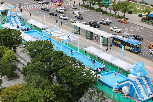 서울 종로구 광화문광장에 개장한 '2024 서울 썸머비치' 물놀이터에서 어린이들이 물놀이를 하고 있다. 2024.7.26/뉴스1 ⓒ News1 김도우 기자