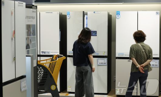 19일 서울의 한 마트 가전매장을 찾은 시민들이 냉장고를 살펴보고 있다. 2025.6.19/뉴스1 ⓒ News1 장수영 기자