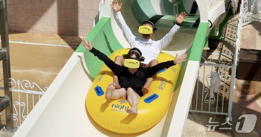 VR기기를 착용 후 슬라이드를 즐기는 탑승객들(강원랜드 제공)