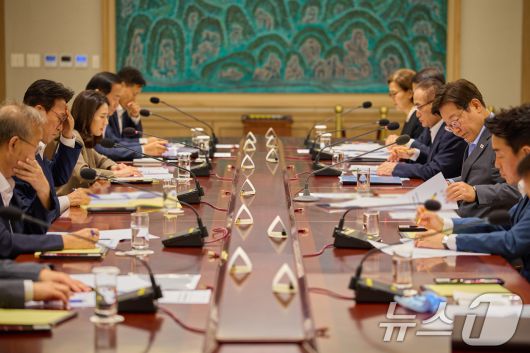 이재명 대통령이 10일 서울 용산 대통령실에서 열린 국가안전보장회의(NSC) 전체회의를 주재하고 있다. (대통령실 제공. 재판매 및 DB 금지) 2025.7.10/뉴스1 ⓒ News1 허경 기자