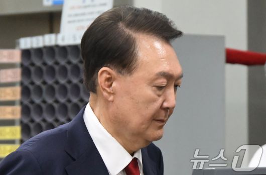 12·3 비상계엄과 관련해 특검 수사를 받는 윤석열 전 대통령이 9일 밤 서울중앙지법에서 두 번째 구속 전 피의자심문(영장실질심사)을 마친 뒤 대기장소인 서울구치소로 이동하고 있다. 2025.7.9/뉴스1 ⓒ News1 사진공동취재단