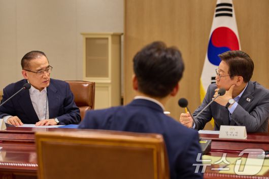 이재명 대통령이 10일 서울 용산 대통령실에서 열린 국가안전보장회의(NSC) 전체회의에서 위성락 국가안보실장과 대화하고 있다. (대통령실 제공. 재판매 및 DB 금지) 2025.7.10/뉴스1 ⓒ News1 허경 기자