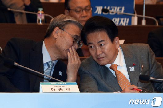 지난 2020년 2월 11일 서울 중구 대한상공회의소에서 개최된 '개성공단 재개 촉구 대회'에서 이종석 전 통일부 장관(현 국가정보원장)과 정동영 당시 민주평화당 대표(현 통일부 장관 후보자)가 함께 이야기를 나누는 모습. /뉴스1 ⓒ News1 황기선 기자