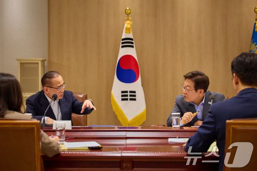 이재명 대통령이 10일 서울 용산 대통령실에서 열린 국가안전보장회의(NSC) 전체회의에서 위성락 국가안보실장과 대화하고 있다. (대통령실 제공. 재판매 및 DB 금지) 2025.7.10/뉴스1 ⓒ News1 허경 기자