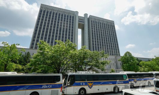 윤석열 전 대통령의 두 번째 구속 전 피의자심문(영장실질심사)이 열리는 9일 오후 서울 서초구 중앙지방법원 2025.7.9/뉴스1 ⓒ News1 사진공동취재단