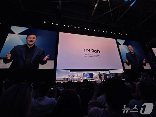 노태문 삼성전자DX부문장 직무대행(사장)이 9일(현지시간) 갤럭시 언팩 2025에서 새로운 폴더블 폰을 소개했다. 2025.07.09./뉴스1 ⓒNews1 김정현 기자