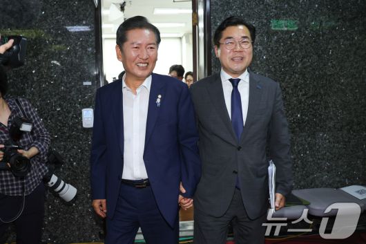더불어민주당 당대표에 도전하는 정청래(왼쪽), 박찬대 의원이 2일 오후 서울 여의도 국회에서 검찰개혁 토론회 축사를 마친 뒤 함께 손을 잡고 이석하고 있다. 2025.7.2/뉴스1 ⓒ News1 안은나 기자