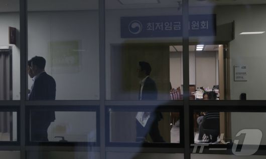 8일 세종시 정부세종청사 고용노동부에서 열린 최저임금위원회 제10차 전원회의에서 8차 수정안으로 각각 시간당 1만900원과 1만180원을 제시후 정회하며 노사가 ·막판 협상을 이어가며 사용자위원들이 회의장을 나서고 있다. 2025.7.8/뉴스1 ⓒ News1 김기남 기자