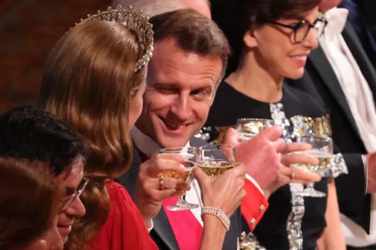 영국을 국빈 방문 중인 에마뉘엘 마크롱 프랑스 대통령이 8일(현지시간) 만찬에서 케이트 미들턴 왕세자비에게 윙크하고 있다. 2025.07.08.  ⓒ AFP=뉴스1