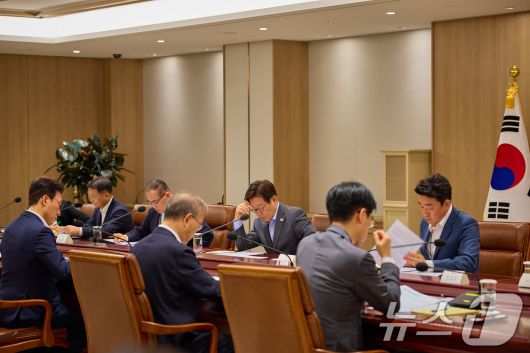 이재명 대통령이 10일 서울 용산 대통령실에서 열린 국가안전보장회의(NSC) 전체회의를 주재하고 있다. (대통령실 제공. 재판매 및 DB 금지) 2025.7.10/뉴스1 ⓒ News1 허경 기자