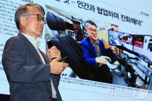 윤명환 서울대학교 산업시스템혁신연구소 소장이 10일 서울 여의도 한국거래소 콘퍼런스홀에서 'AI 휴머노이드, 인간과 기계의 공존 시대'를 주제로 열린 2025 뉴스1 테크포럼(NTF)에서 '인간-로봇 상호작용 -공존의 문화적 조건'에 대해 주제강연을 하고 있다. 2025.7.10/뉴스1 ⓒ News1 박정호 기자