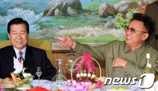 2000년 6월 김대중 전 대통령과 김정일 전 국방위원장이 분단 후 처음으로 남북 정상회담을 개최했다. ⓒ AFP=News1