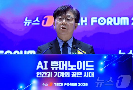 이영섭 뉴스1 대표이사가 10일 오전 서울 여의도 한국거래소 컨퍼런스홀에서 'AI 휴머노이드, 인간과 기계의 공존 시대'를 주제로 열린 2025 뉴스1 테크포럼(NTF)에서 개회사를 하고 있다. 2025.7.10/뉴스1 ⓒ News1 박정호 기자