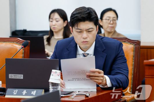 국민의힘 전 비상대책위원장인 김용태 의원이 8일 오후 서울 여의도 국회에서 열린 제427회국회(임시회) 교육위원회 제1차 전체회의에서 이진숙 사회부총리 겸 교육부 장관 후보자 인사청문요청안을 보고 있다. 2025.7.8/뉴스1 ⓒ News1 안은나 기자