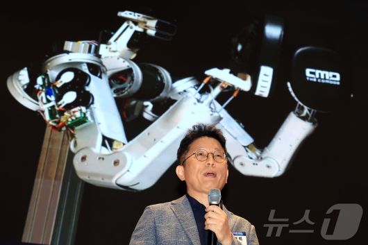 이연백 위로보틱스 대표가 10일 서울 여의도 한국거래소 컨퍼런스홀에서 'AI 휴머노이드, 인간과 기계의 공존 시대'를 주제로 열린 2025 뉴스1 테크포럼(NTF)에서 '1인 1로봇 시대를 연다. My First-Ever Robot'을 주제로 AI 휴머노이드 스타트업의 시장개척 등 사례를 발표하고 있다. 2025.7.10/뉴스1 ⓒ News1 박정호 기자
