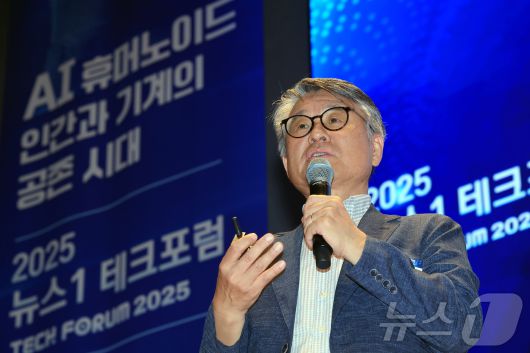 윤명환 서울대학교 산업시스템혁신연구소 소장이 10일 서울 여의도 한국거래소 콘퍼런스홀에서 'AI 휴머노이드, 인간과 기계의 공존 시대'를 주제로 열린 2025 뉴스1 테크포럼(NTF)에서 '인간-로봇 상호작용 -공존의 문화적 조건'에 대해 주제강연을 하고 있다. 2025.7.10/뉴스1 ⓒ News1 박정호 기자