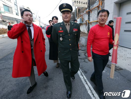 해병대 채모 상병 순직사건 수사 이첩 관련 항명 및 상관명예훼손 혐의로 기소된 박정훈 전 해병대 수사단장(대령)이  지난해 2월 1일 서울 용산구 중앙지역군사법원에서 열린 두 번째 공판 출석 후 점심식사를 위해 밖으로 나와 이동하고 있다. 2024.2.1/뉴스1 ⓒ News1 박정호 기자