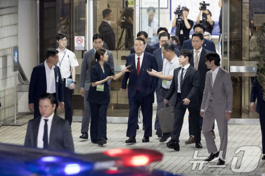 12·3 비상계엄과 관련해 특검 수사를 받는 윤석열 전 대통령이 9일 밤 서울중앙지법에서 두 번째 구속 전 피의자심문(영장실질심사)을 마친 뒤 대기장소인 서울구치소로 이동하고 있다. 2025.7.9/뉴스1 ⓒ News1 사진공동취재단