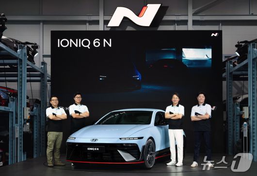 사진 왼쪽부터 현대외장디자인1팀 최홍석 책임, N사업전략팀 김주원 팀장, 국내마케팅실 이철민 상무, 고성능차개발실 강병구 팀장.(현대차 제공)