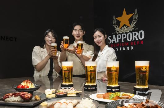 삿포로맥주는 1년 365일 내내 삿포로 프리미엄 맥주만을 즐길 수 있는 '삿포로 프리미엄 비어스탠드' 매장을 오는 12일 서울 성수동에 오픈한다고 10일 밝혔다. 10일 서울 성동구 '삿포로 프리미엄 비어스탠드' 매장에서 모델들이 포즈를 취하고 있다. (삿포로맥주 제공. 재판매 및 DB 금지) 2025.7.10/뉴스1
