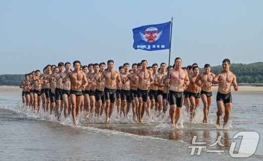 귀성부대 특전대원들이 본격적인 해상침투훈련에 앞서 체력단련을 하고 있다. (육군 제공. 재판매 및 DB 금지) 2025.7.11/뉴스1