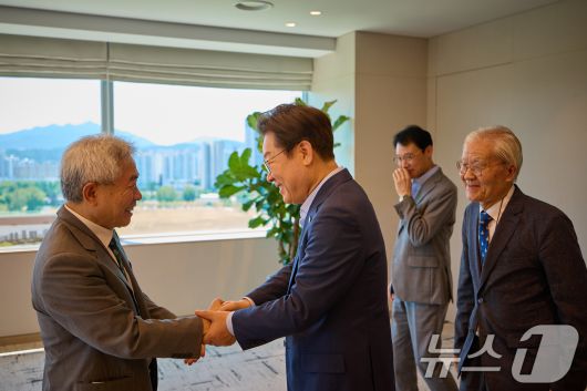 이재명 대통령이 11일 서울 용산 대통령실 청사에서 열린 언론인 오찬 회동에서 정규재 전 한국경제신문 주필과 인사하고 있다. 오른쪽은 조갑제 전 월간조선 편집장. (대통령실 제공. 재판매 및 DB 금지) 2025.7.11/뉴스1 ⓒ News1 허경 기자