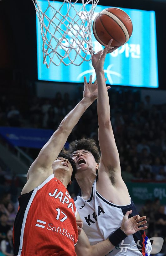 11일 오후 경기도 안양 정관장 체육관에서 열린 하나은행 초청 2025 남자농구 국가대표 평가전 대한민국과 일본의 경기에서 이현중이 일본 나카무라 타이치와 리바운드 다툼을 벌이고 있다. 2025.7.11/뉴스1 ⓒ News1 박정호 기자